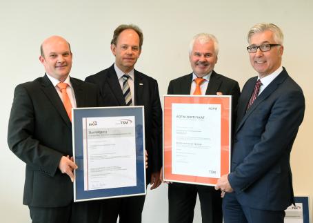 Die Stadtwerke Karlsruhe und ihre Netzservice-Gesellschaft, hier vertreten durch die jeweiligen Geschäftsführer Michael Becker und Dr. Karl Roth, erhalten ihre TSM-Urkunden von Thomas Anders, Geschäftsführer der DVGW-Landesgruppe Baden-Württemberg, sowie von Werner Lutsch, Geschäftsführer des AGFW e.V..