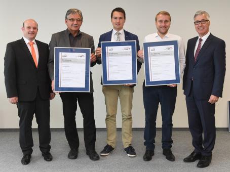 Die TSM-Urkunde für ihre jeweilige Trinkwasserversorgung erhielten nun auch die Betriebsführungsgemeinden. Vertreten waren diese durch den Walzbachtaler Bürgermeister Karl-Heinz Burgey, den Bietigheimer Bürgermeister Constantin Braun sowie Sascha Maier, den stellvertretenden Kämmerer der Gemeinde Ötigheim. Überreichen durften sie Michael Becker, Geschäftsführer der Netzgesellschaft, und Dr. Karl Roth, Technischer Geschäftsführer der Stadtwerke.