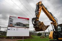 Ein symbolischer Spatenstich fand am 29. Oktober statt. Das Bauschild zeigt das künftige Gebäude der Anlage.