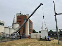 Hier wird die mobile Schaltanlage für den Transport nach Budenheim verladen.