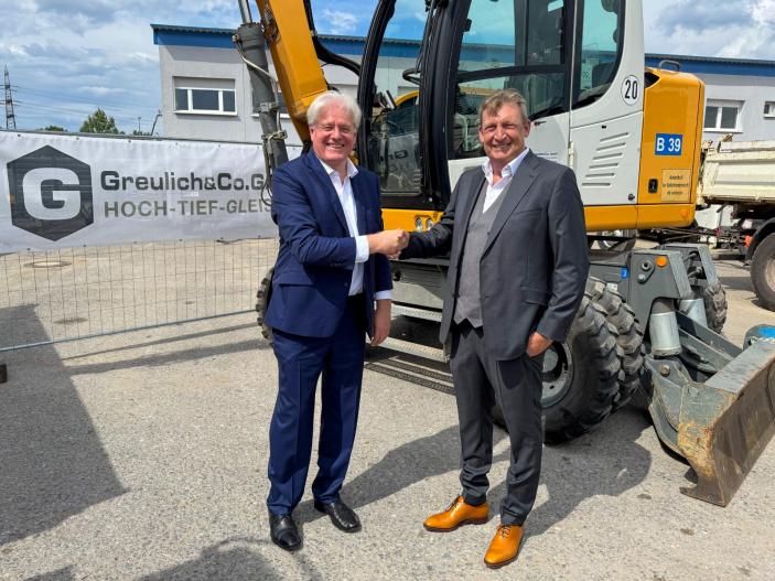 Stadtwerke Karlsruhe Netzservice GmbH kauft Tiefbauunternehmen Greulich & Co. GmbH Zu sehen sind (von links nach rechts) Stephan Bornhöft, Geschäftsführer des Stadtwerke Karlsruhe Netzservice und neuer Gesellschaftervertreter des Unternehmens, und Peter Ohm, bisheriger Gesellschafter der Greulich & Co. GmbH.