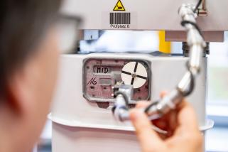 Techniker verbindet Kabel am Prüfstand.