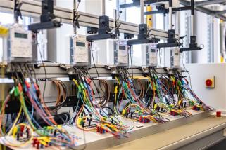 Stromzähler-Testaufbau mit Kabelbündeln.