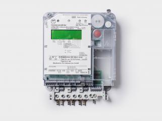 Digitaler Drehstromzähler im transparenten Gehäuse mit grünem Display und Anschlussklemmen unten.