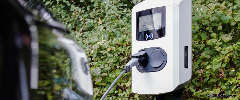 Ein E-Auto wird an einer privaten Ladesäule geladen.